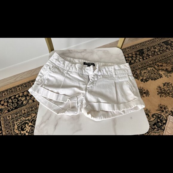 White Streetwear Society Cuffed Shorts – Small - Picture 1 of 3